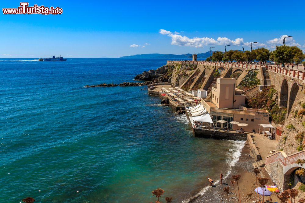 Immagine Panorama della terrazza Giovanni Bovio e del faro di Rocchetta a Piombino, Toscana. Sullo sfondo l'isola d'Elba.