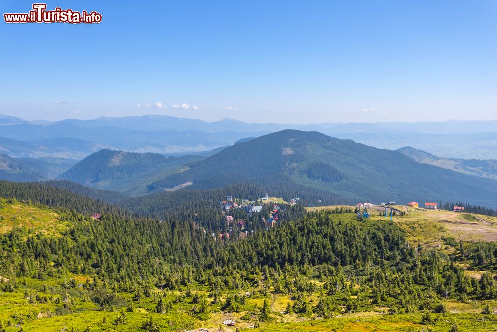 Immagine Panorama della vallata di Bukovel in estate, Ucraina.