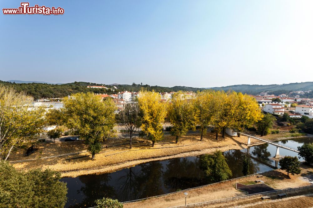 Immagine Panorama della vallata di Serta (Portogallo) durante la stagione autunnale.