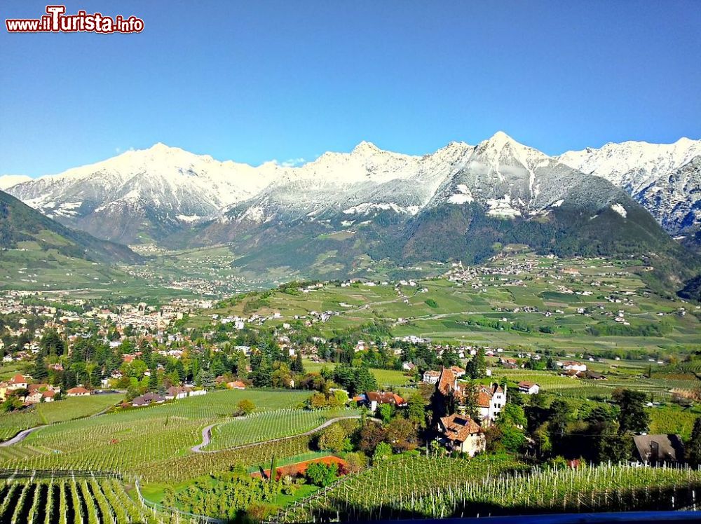Immagine Panorama della valle del fiume Adige nella zona di Tirolo (Dorf Tirol) - Huberbe - CC BY 3.0, Wikipedia