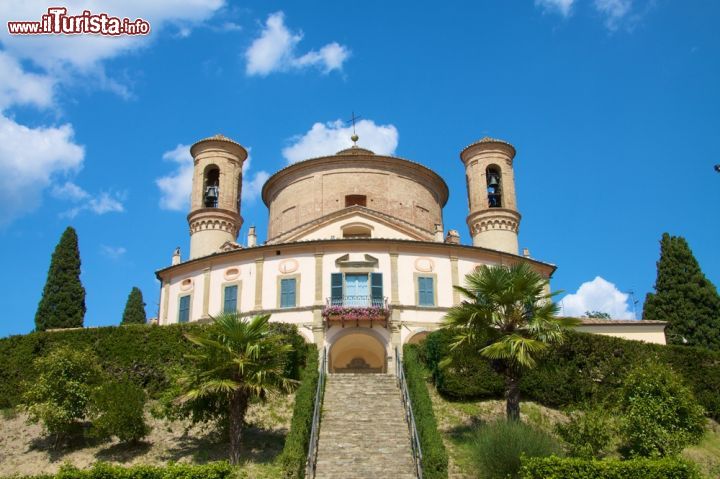 Immagine Panorama della vecchia abbazia di Madonna di Belvedere a Città di Castello, Umbria, Italia. Il santuario, costruito fra il 1669 e il 1684 su progetto di Gabrielli e Barbioni, ha pianta ottagonale. In questa immagine è fotografato sotto un suggestivo cielo blu intenso.