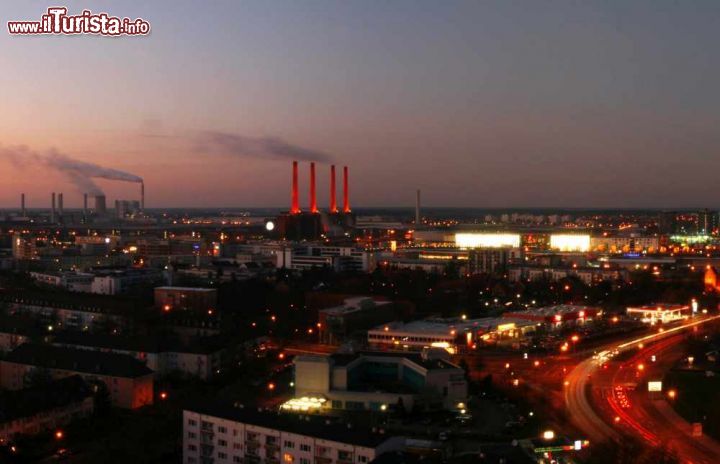 Immagine Panorama della zona industriale di Wolfsburg con le ciminiere della Volkswagen