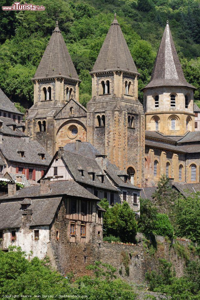 Immagine Panorama dell'abbazia di Sainte-Foy a Conques, Francia. Viene considerata un capolavoro dell'architettura romanica del sud della Francia oltre ad uno dei primi edifici religiosi coperti completamente da volte. Qui vi è sepolta Hildegard d'Egisheim - © Pierre Jean Durieu / Shutterstock.com