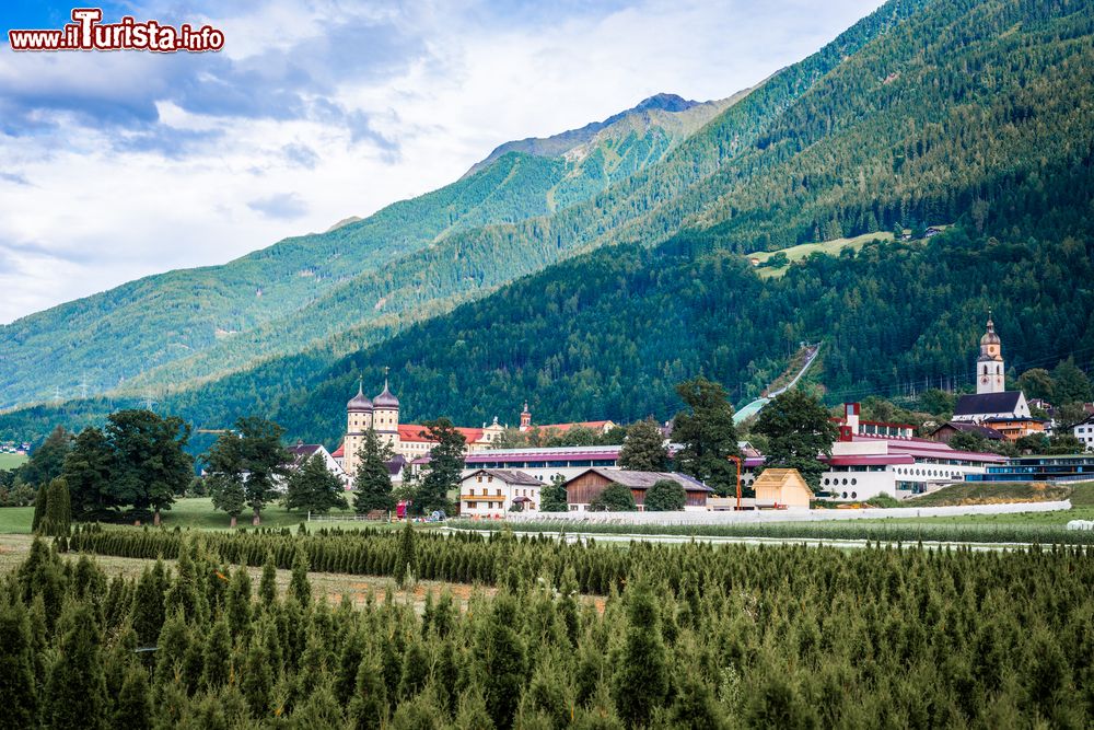 Immagine Panorama dell'abbazia di Stams, Imst, Austria. Venne costruita in onore di Corradino di Svevia, decapitato a Napoli nel 1268, figlio dell'imperatore Corrado IV° e di Elisabetta di Baviera.