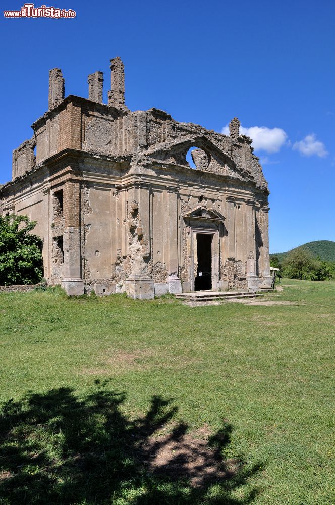 Immagine Panorama dell'antica chiesa di San Bonaventura a Monterano, Roma, Lazio. La struttura della chiesa è a pianta greca con la facciata sostenuta da quattro pilastri dorici e sormontata da un timpano triangolare.