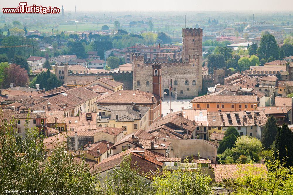 Immagine Panorama dell'antica città di Marostica con la torre bassa del castello che sovrasta Piazza degli Scacchi, Veneto - © pointbreak / Shutterstock.com