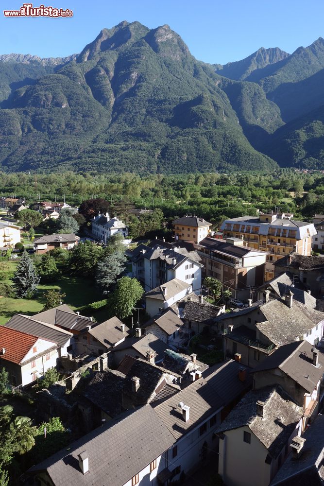 Immagine Panorama dell'antica cittadina di Vogogna, Piemonte. Questa località al centro della Val d'Ossola fa parte del circuito dei borghi più belli d'Italia e nel 2011 è stata insignita della bandiera arancione dal Touring Club Italiano.