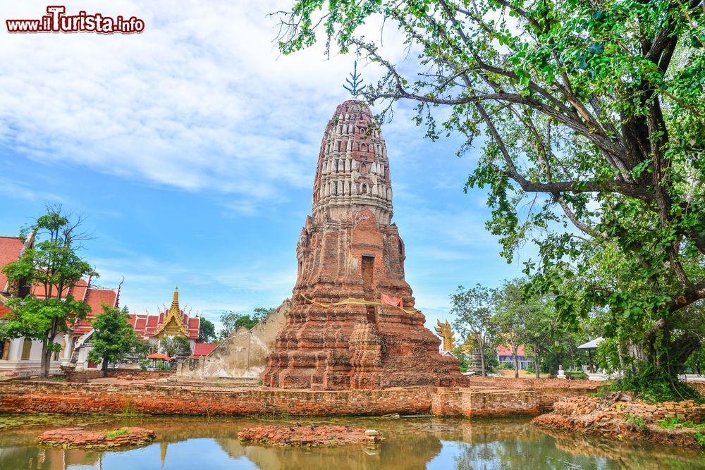 Immagine Panorama dell'antica pagoda al Wat Mahathat Temple di Suphan Buri, Thailandia. Il tempio della Grande Reliquia ha avuto origine nel 1374 quando il re Borommaracha I° eresse un tempio in questo luogo con un altro nome.