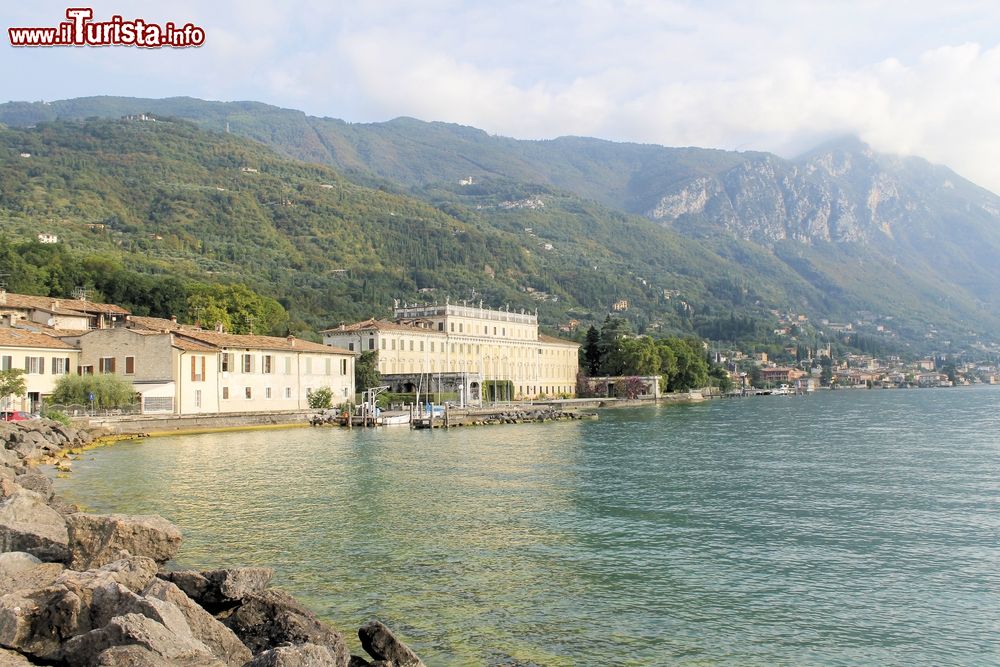 Immagine Panorama dell'antica Villa Bettoni sulle sponde del lago di Garda a Gargnano, Lombardia, Italia. Il primo proprietario fu il conte Antonio Giovanni Bettoni che la fece edificare nel 1749 dall'architetto Adriano Cristofali.