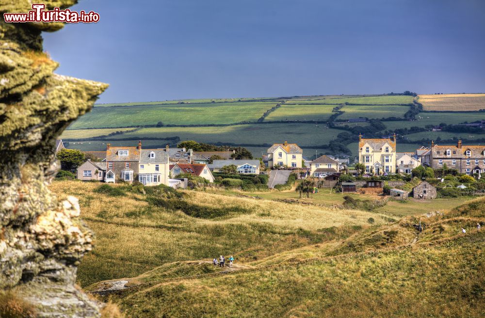 Immagine Panorama delle campagne intorno al castello di Tintagel in Inghilterra.