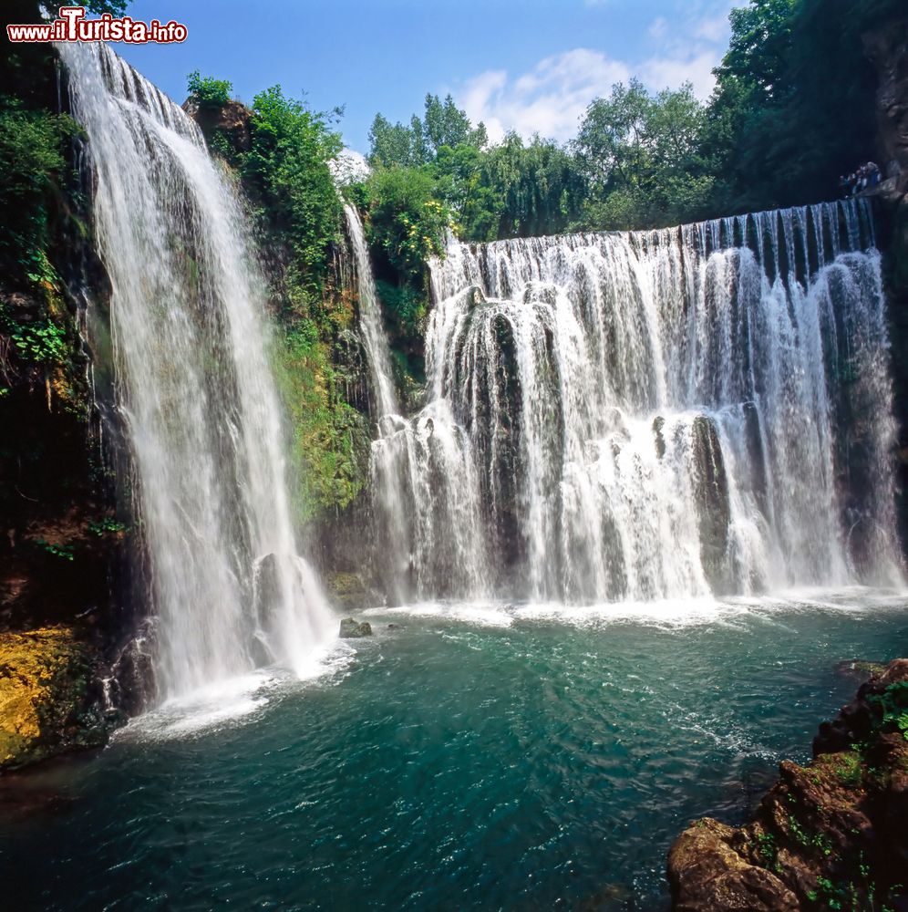 Immagine Panorama delle cascate di Jajce, Bosnia e Erzegovina. Si trovano a ridosso fra la città nuova e la cinta muraria della parte vecchia.