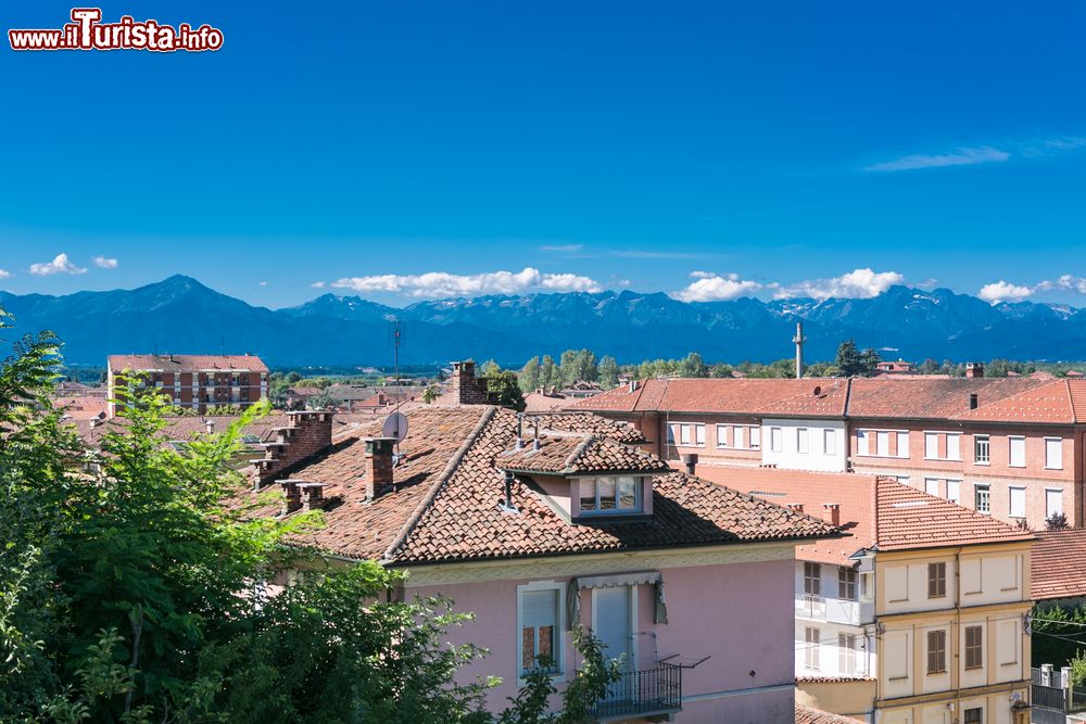 Immagine Panorama delle case di Fossano e vista sulle Alpi del cuneese