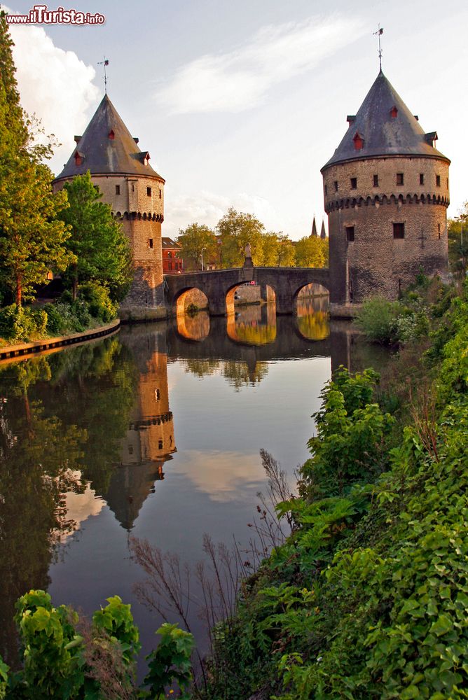 Immagine Panorama delle famose Broel Towers nella città di Kortrijk, Belgio. Affacciate sul fiume Lys, rappresentano uno dei simboli principali di questa località belga. Sul ponte sorge invece la statua di John of Nepomuk.