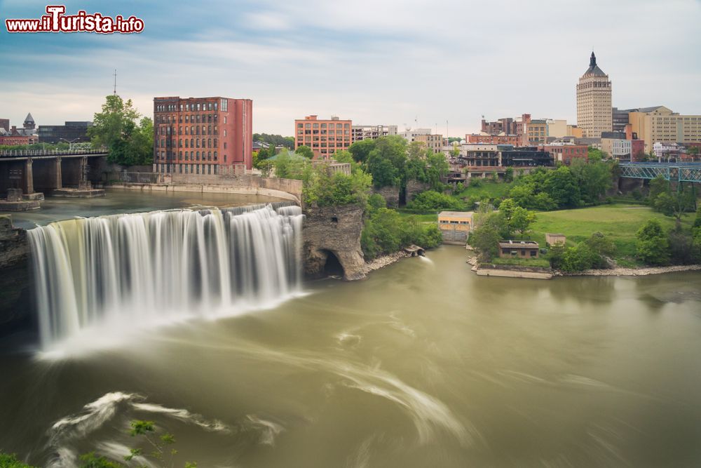 Immagine Panorama delle High Falls a Rochester (stato di New York) in una giornata estiva. Sono una delle tre cascate voluminose sul fiume Genesee e possono essere ammirate dal Pont De Rennes.