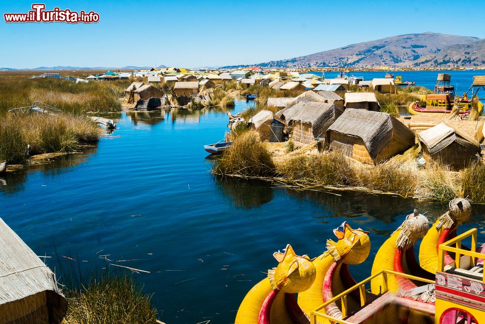 Immagine Panorama delle isole galleggianti degli Uros con le tipiche imbarcazioni, Puno, Perù.