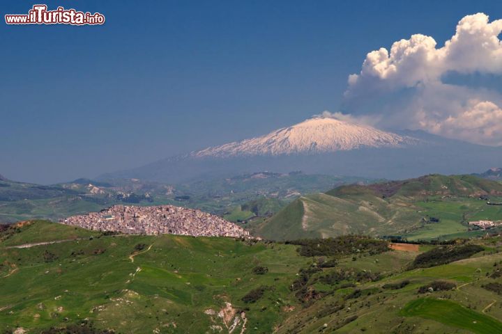 Immagine Il panorama delle vallate delle Madonie con il borgo di Gangi in primo piano e il monte Etna sullo sfondo - © Circumnavigation / Shutterstock.com