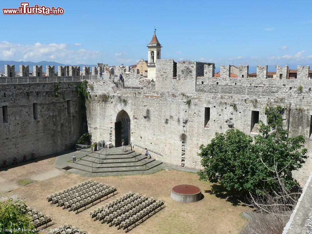 Immagine Panorama delle mura del Castello dell'Imperatore a Prato, Toscana. Attualmente è utilizzato dal Comune come luogo di manifestazioni e eventi culturali - © Radim Strobl / Shutterstock.com