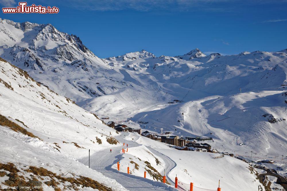 Immagine Panorama delle piste da sci della Val Thorens, Francia. Con i suoi 2300 metri di altitudine, è il più elevato ski resort d'Europa. Fa parte del comprensorio Les Trois Vallées - © Jerome LABOUYRIE / Shutterstock.com