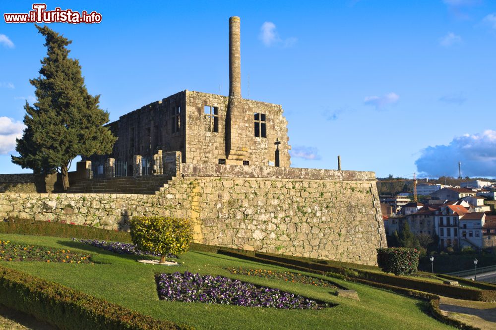 Immagine Panorama delle rovine del castello costruito nel XV° secolo dal re Alfonso I°, Barcelos, Portogallo. Il palazzo cominciò ad andare in decadenza nel XVII° secolo, decadenza accelerata dal terremoto del 1755.