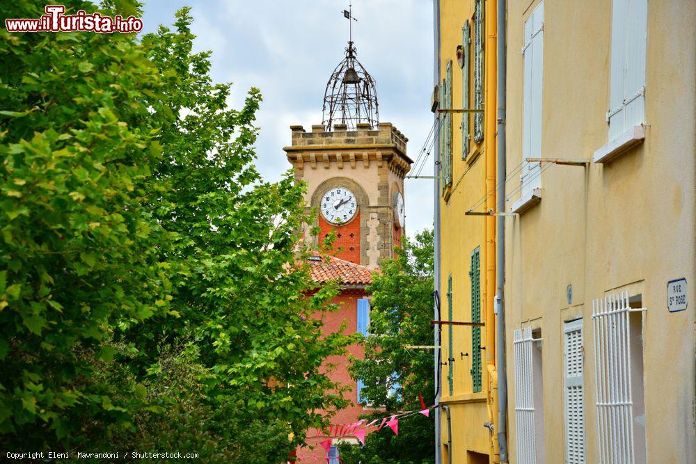 Immagine Panorama delle tipiche case di Aubagne (Francia) con la torre dell'orologio sullo sfondo - © Eleni Mavrandoni / Shutterstock.com
