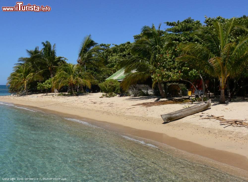 Immagine Panorama delle trasparenti acque tropicali di Cayo Menor nell'arcipelago naturale di Cayos Cochinos, Honduras. Un suggestivo scorcio panoramico di quest'isola su cui sono presenti fra l'altro due laboratori per lo studio della flora e della fauna - © Dino Geromella / Shutterstock.com