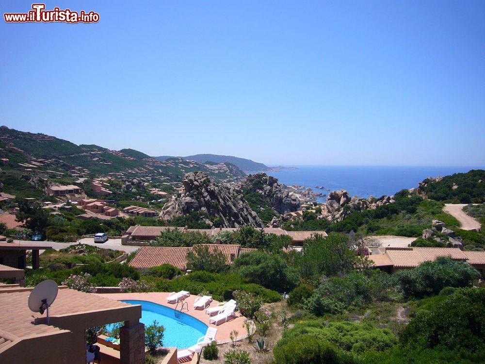 Immagine Panorama delle ville nella macchia mediterranea a Costa paradiso in Sardegna - © journalix73, CC BY-SA 3.0, Wikipedia