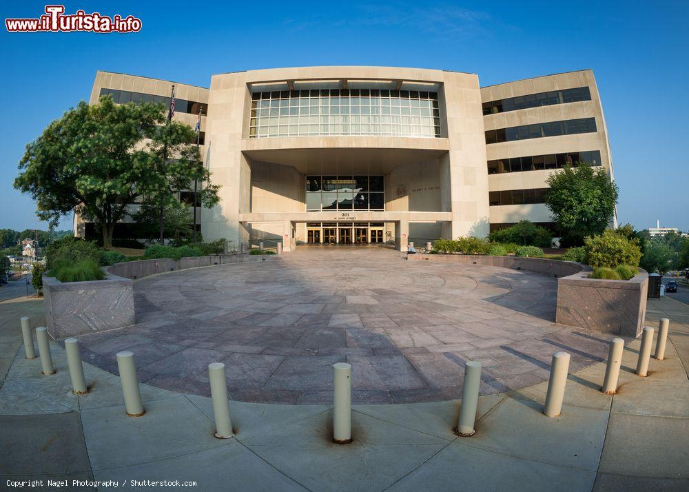 Immagine Panorama dell'Harry S. Truman State Office Building in High Street a Jefferson City, Missouri (USA).  - © Nagel Photography / Shutterstock.com