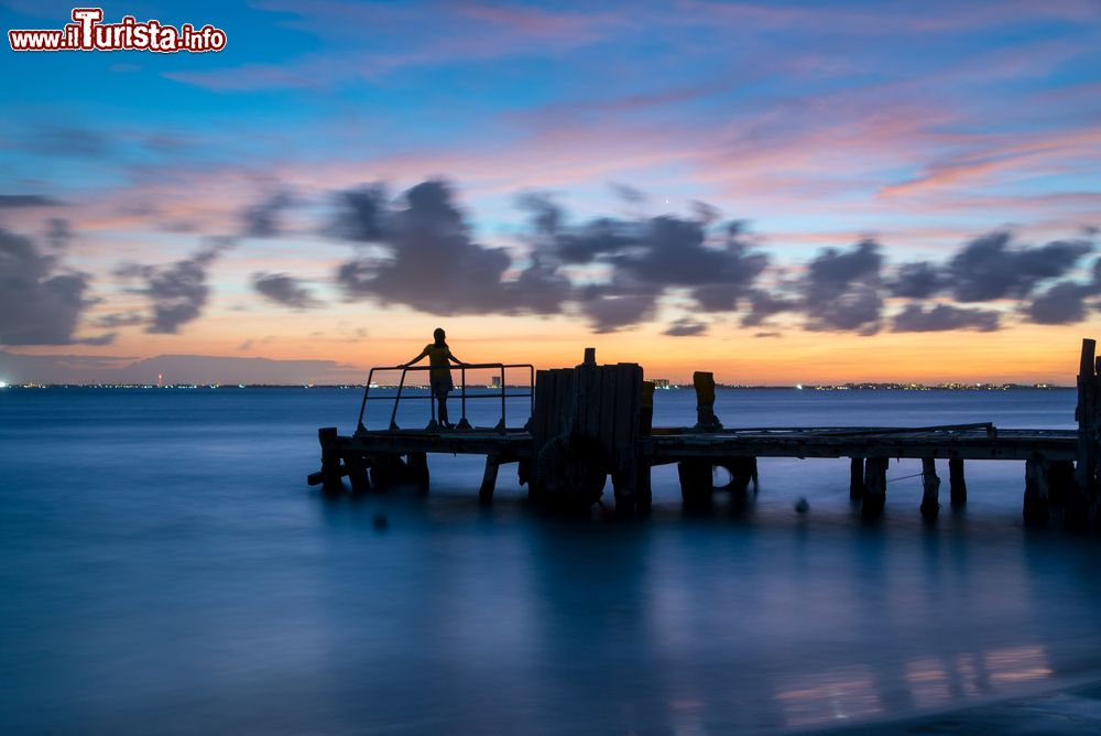 Immagine Panorama dell'Isla Mujeres al calar del sole, Mar dei Caraibi, Messico. L'isola si trova a una distanza di 13 chilometri dalla costa nord orientale della penisola dello Yucatan, di fronte a Cancun.