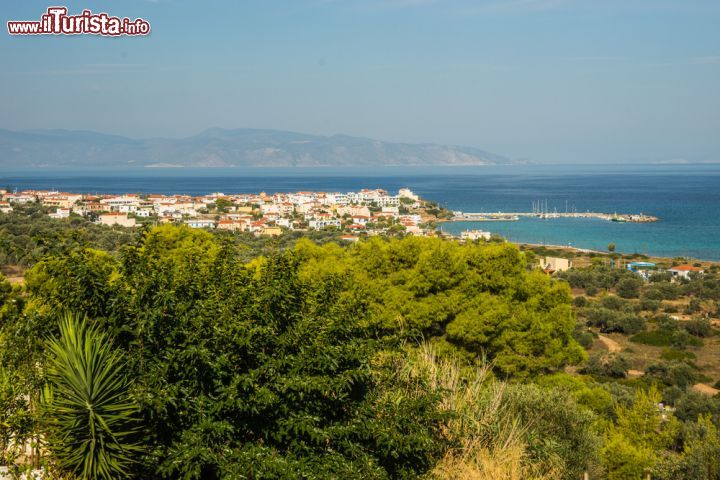 Immagine Panorama dell'isola di Angistri, Grecia. Il paesaggio naturale offre distese di pini e di macchia mediterranea - © siete_vidas / Shutterstock.com
