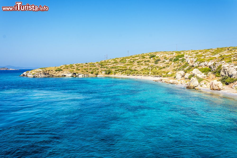 Immagine Panorama dell'isola di Arki, Grecia: è un aspro territorio incontaminato e ancora fuori dalle rotte turistiche più affollate.