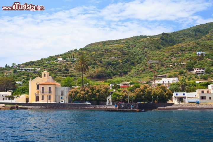Immagine Panorama dell'isola di Salina, Sicilia - Grazie a sentieri sparsi un pò su tutta l'isola si possono ammirare splendidi scenari naturalistici: questo territorio rientra infatti nella Riserva Naturale Montagna delle Felci e Monte dei Porri. Se si raggiunge la vetta del rilievo delle Felci il panorama di cui si gode è assolutamente unico © EugeniaSt / Shutterstock.com