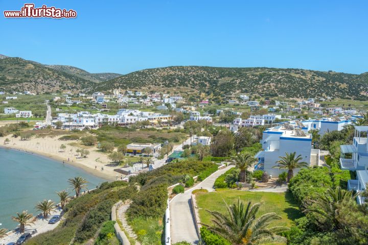 Immagine Panorama dell'isola di Syros, Cicladi, dall'alto delle colline (Grecia) - © alexandros petrakis / Shutterstock.com