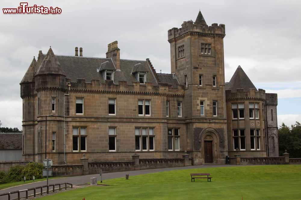 Immagine Panorama delll'Airthrey Castle, Università di Stirling, Scozia. Si tratta di un edificio storico che durante la seconda guerra mondiale venne utilizzato come ospedale per la maternità. Oggi appartiene all'università.