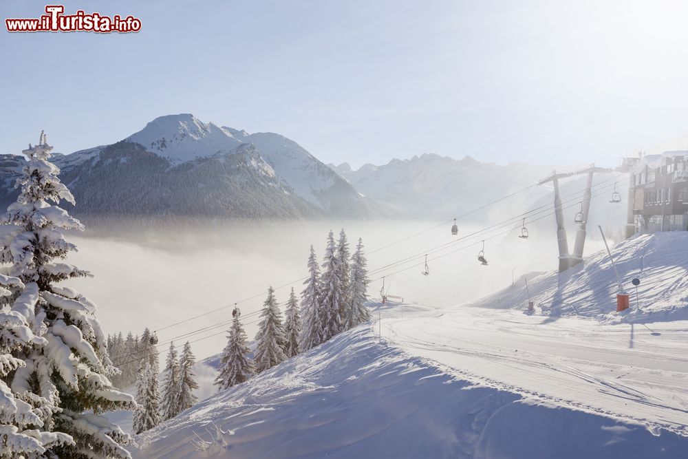 Immagine Panorama dello ski resort di Morzine con la neve sugli alberi alla mattina, Portes du Soleil (Francia).