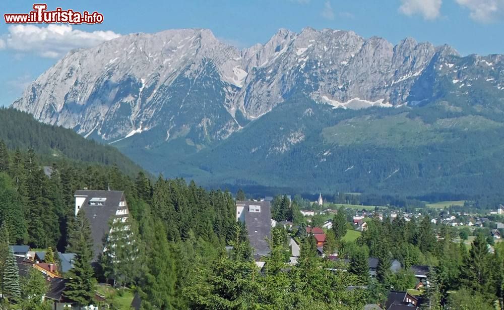Immagine Panorama di  Bad Mitterndorf e le Alpi della Stiria in Austria - © Martin Geisler - GFDL, Wikipedia