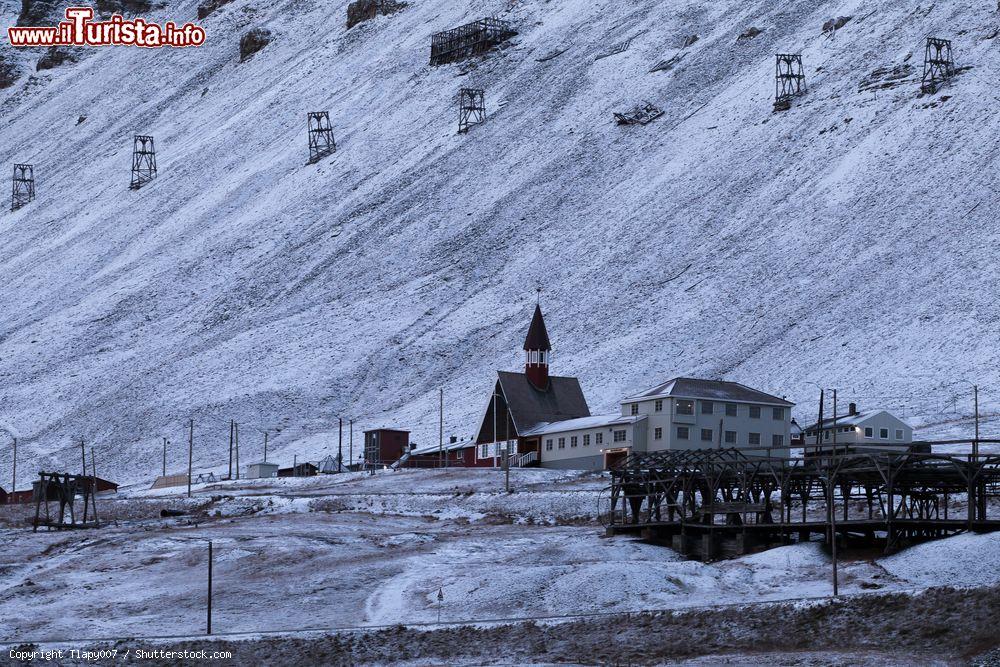Immagine Panorama di  Longyearbyen, isole Svalbard, Norvegia.  Questo villaggio di circa 2200 abitanti è stato fondato nel 1906 da John Munro Longyear da cui prese il nome. Distrutta nel 1943 dai tedeschi, venne ricostruita dopo la Seconda Guerra Mondiale. E' il centro amministrativo più a nord del mondo - © Tlapy007 / Shutterstock.com