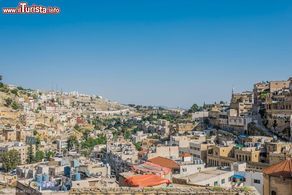 Immagine Panorama di Al-Salt, Giordania: le sue origini risalgono ai primi anni dell'età del ferro  - © ostill / Shutterstock.com