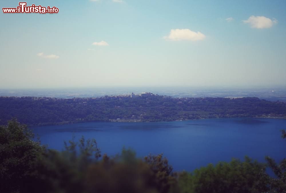 Immagine Panorama di Albano Laziale: il lago in una bella giornata di sole.