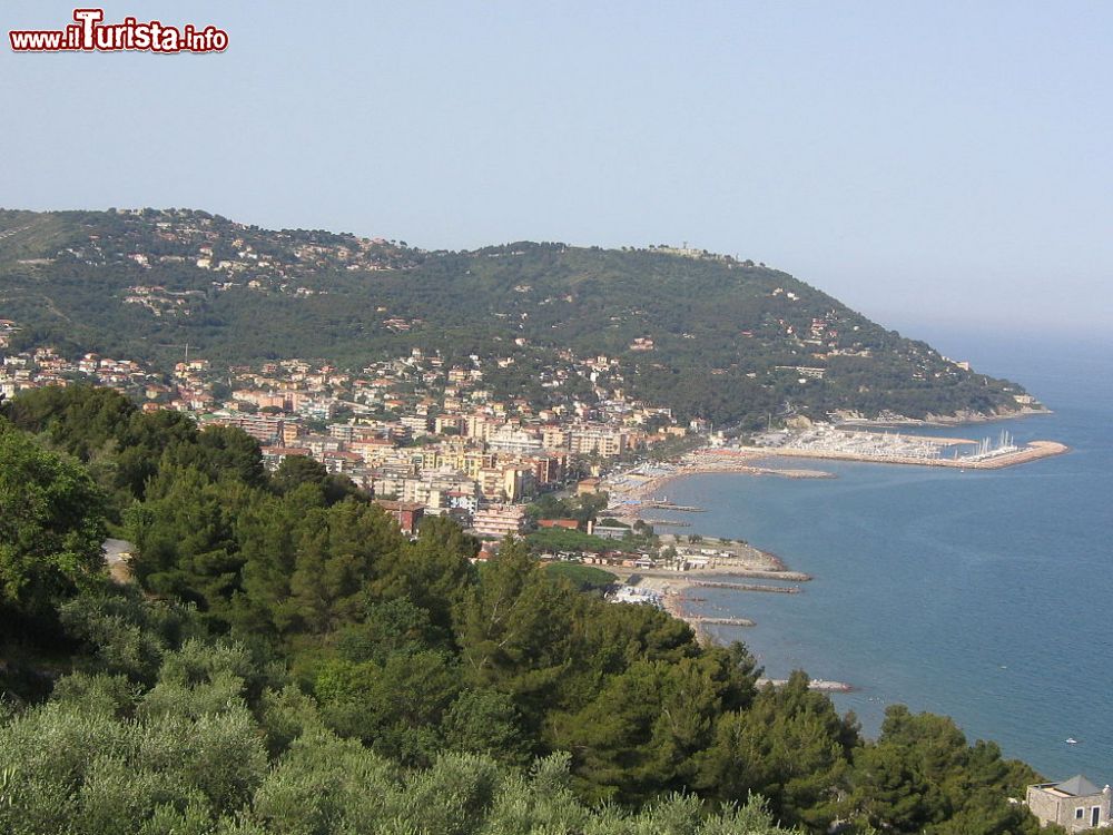 Immagine Panorama di Andora e la sua baia, riviera di Ponente, Liguria - © Incola, CC BY-SA 3.0, Wikipedia