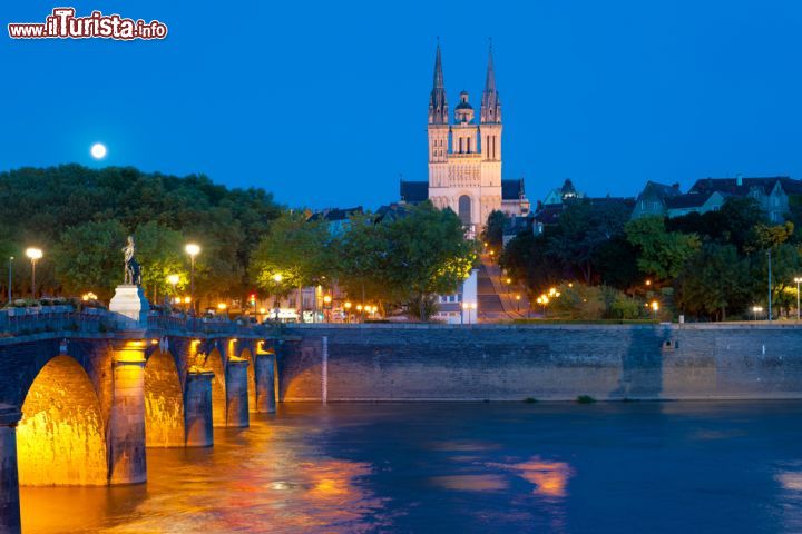 Immagine Panorama di Angers in un notte d'estate, Francia. Considerata la porta d'ingresso della Valle della Loira, questa località è patrimonio mondiale dell'Unesco - © 215721730 / Shutterstock.com