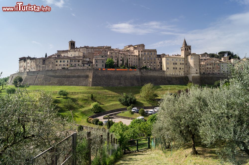 Immagine Panorama di Anghiari, Toscana: le abitazioni in mattoni e le strade lastricate fanno sembrare che il tempo si sia fermato al Medioevo.