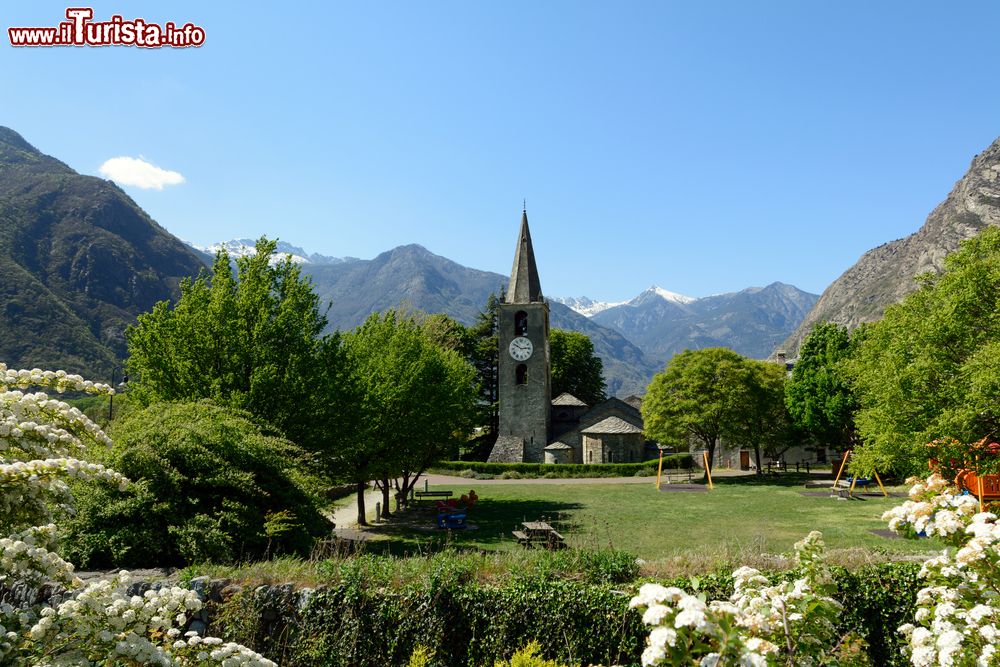 Immagine Panorama di Arnad e la chiesa di St. Martin in Valle d'Aosta