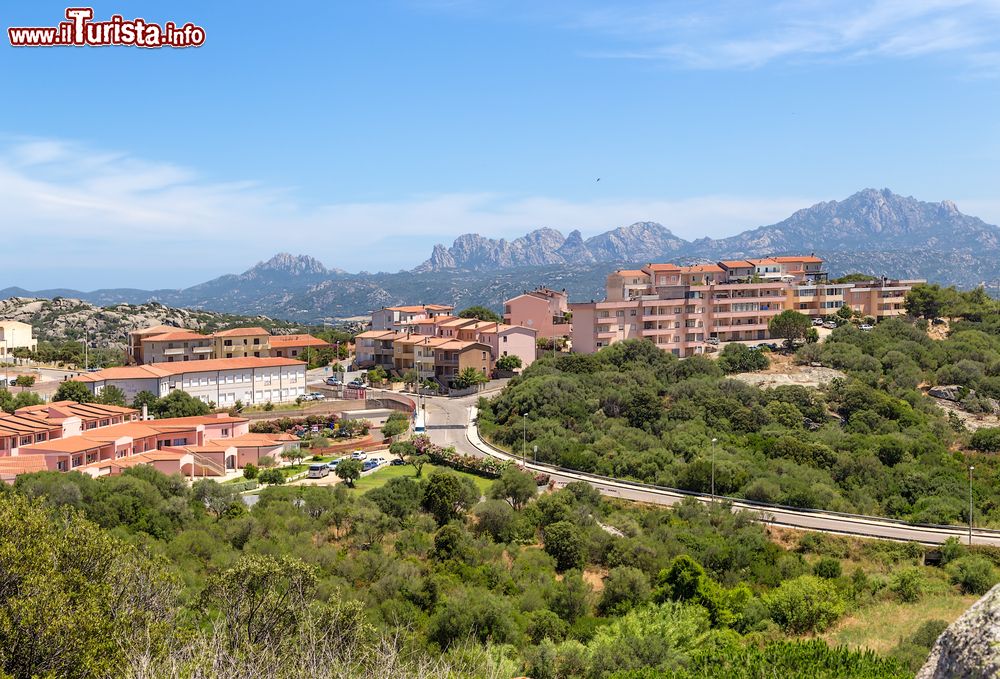 Immagine Panorama di Arzachena con le montagne sullo sfondo, Sardegna. Siamo nella parte nord occidentale della Sardegna, nello storico territorio della Gallura.