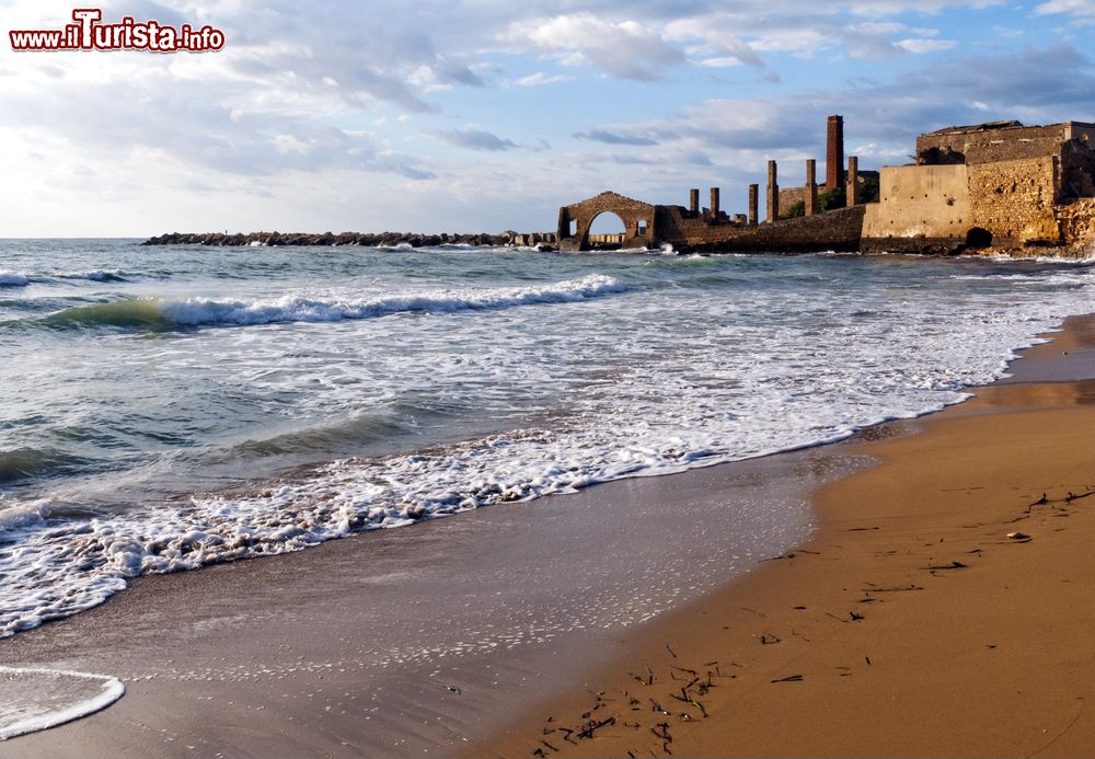 Immagine Panorama di Avola con il mare e le rovine della Tonnara, Sicilia. L'edificio dedicato alla lavorazione del tonno venne costruito ai primi del 1600 assieme al borgo limitrofo.