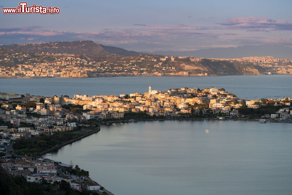 Immagine Panorama di Bacoli al tramonto, Golfo di Pozzuoli, Campania