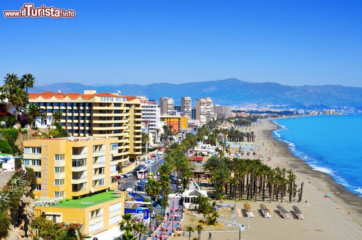 Immagine Panorama di Bajondillo Beach a Torremolinos, Spagna. Sabbia giallo scuro per questa spiaggia urbana di Torremolinos, una delle località balneari più frequentate in Andalusia. Oltre che agli appassionati di mare, questo centro piacerà anche a chi predilige lo shopping grazie alla bella passeggiata che costeggia la spiaggia dove sorgono numerosi bar, ristoranti e negozi - © nito / Shutterstock.com