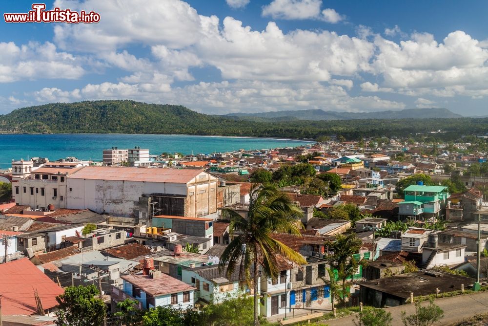 Immagine Veduta panoramica di Baracoa e della sua baia. La città nella provincia di Guantànamo conta circa 50.000 abitanti.