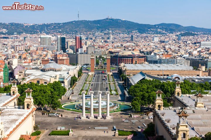 Immagine Panorama di Barcellona dalla colina del Montjuic, Spagna. Da questo promontorio di 177 metri situato a sud di Barcellona, nei pressi del porto industriale, si può ammirare la città. Il nome Montjuic deriva dal catalano Mont dels Jueus che significa monte degli ebrei per via, probabilmente, della presenza di un cimitero ebraico sulla montagna - © peresanz / Shutterstock.com