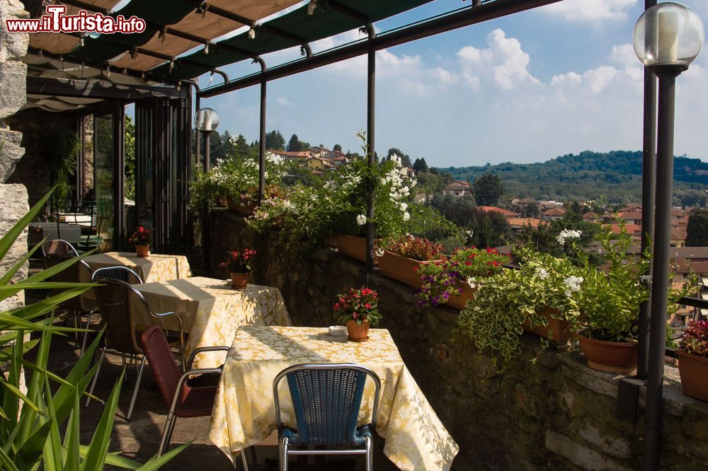 Immagine Panorama di Besozzo dalla terrazza della Osteria del Sass,  considerato uno dei ristoranti migliori della Provincia di Varese - © Osteria del Sass