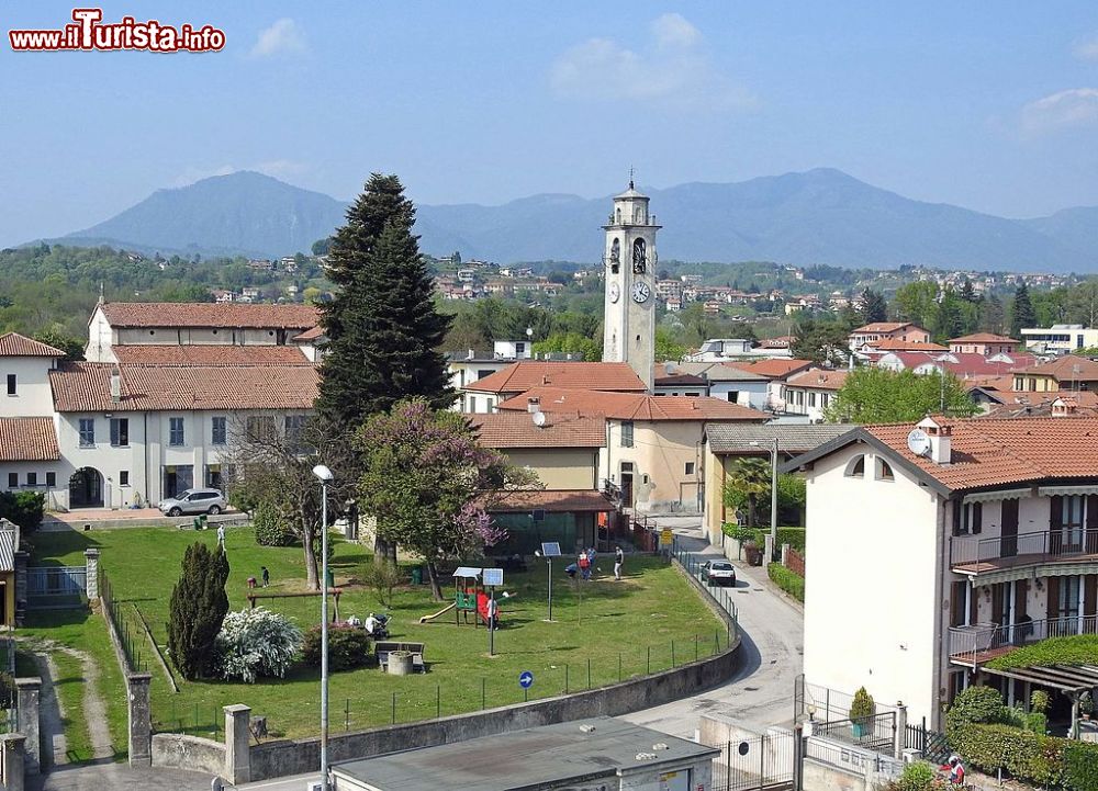 Immagine Panorama di Brebbia in Provincia di Varese, Lago Maggiore, Lombardia - © Flodur63 - CC BY-SA 4.0, Wikipedia